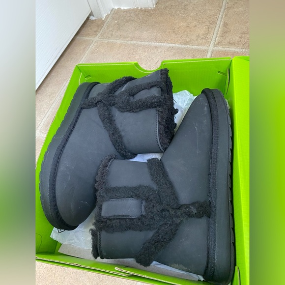 GENTLY USED UGG BOOTS 🥾 - Picture 2 of 4